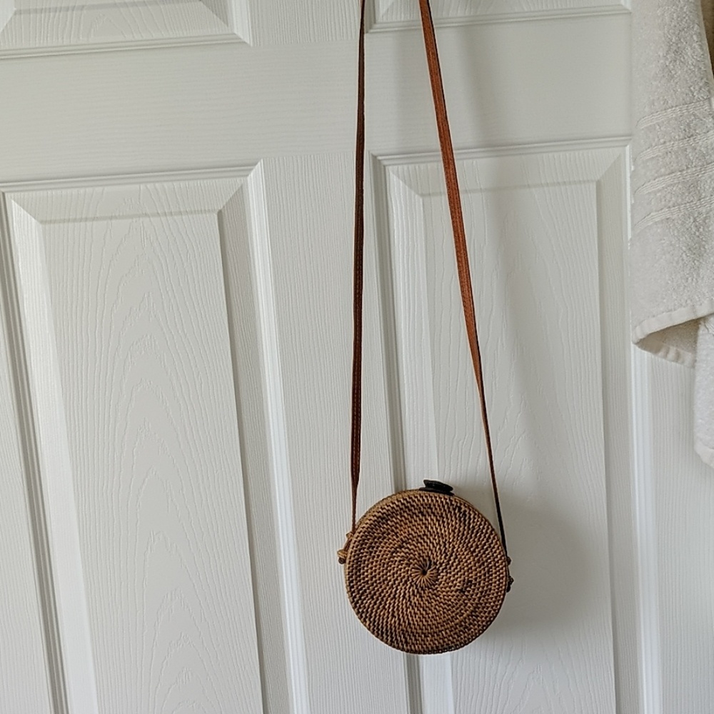 Round whicker purse